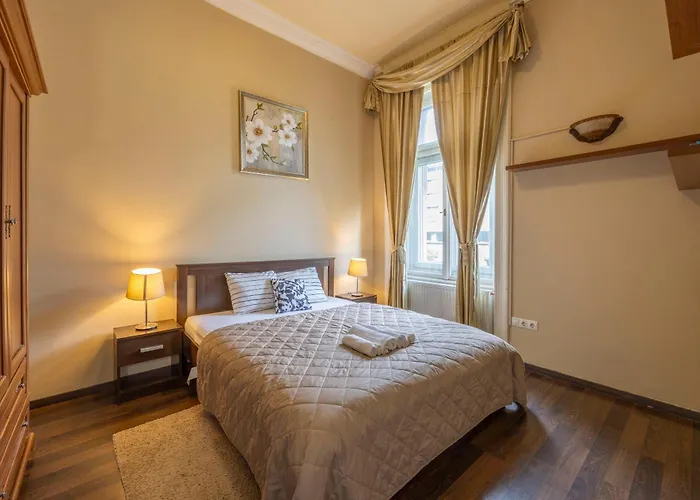 Warm & Cozy Central Home By Anna