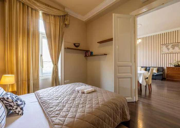 Warm & Cozy Central Home By Anna